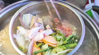 Ẩm thực Thái Lan: Cách ăn mì gói ngon tuyệt – Mì gói trộn hải sản chua cay kiểu Thái