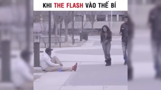 khi the flash vào thế bí