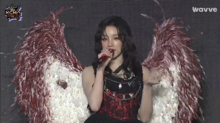 Song Yiqi’s Solo Stage at the KGMA Awards: “FREAK + Radio (Dum-Dum)”