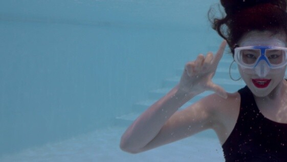 Điệu nhảy dưới nước "Zoom" của Jessi