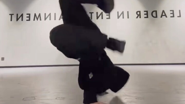 เดบิวต์ในอันดับสาม ความสามารถในการเต้นสุดหลอนที่ถูกซ่อนไว้ในรายการ สองคลิปวิดีโอจะบอกคุณถึงระดับที่แ