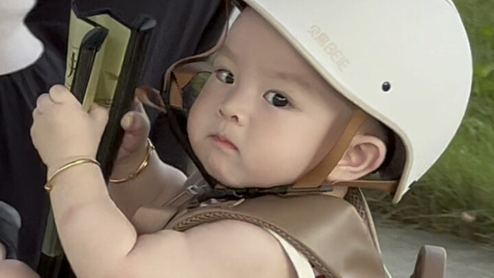 Dia benar-benar kecil sekali! Lucu banget!!!