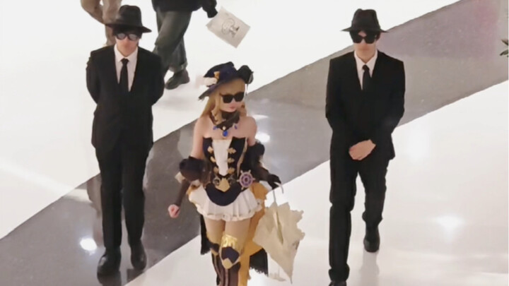 What is this cosplay?! I just saw it while shopping!