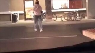 小哥记录下每次接女朋友下班，她朝自己奔来的模样