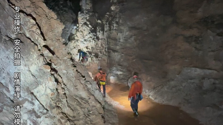 Trong hang động xuất hiện mảnh vỡ của người dân lại có người đã để lại lời nhắn