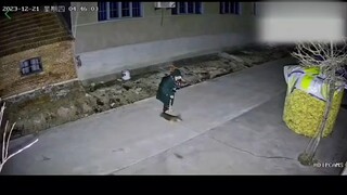 Seorang wanita terbangun di tengah malam karena ingin buang air kecil, saat bangun untuk buang air k