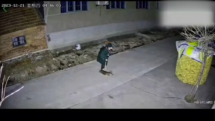 استيقظت امرأة في منتصف الليل بسبب شعورها بالحاجة للتبول، وعندما نهضت لقضاء حاجتها، ألقت نظرة على كام