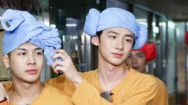 أنا ميت ضحكًا، كلما بحثت عن برامج الترفيه السابقة للآخرين أصبحت أكثر إحراجًا، لكن برامج هذين الشخصين