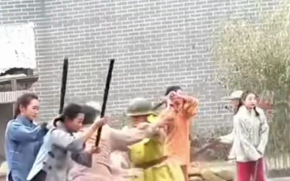 أداء الطلاب الكومبارس يفجّر الشاشة، والمخرج سعيد لدرجة أنه قال: ختم شهادة التدريب دا باليوم!