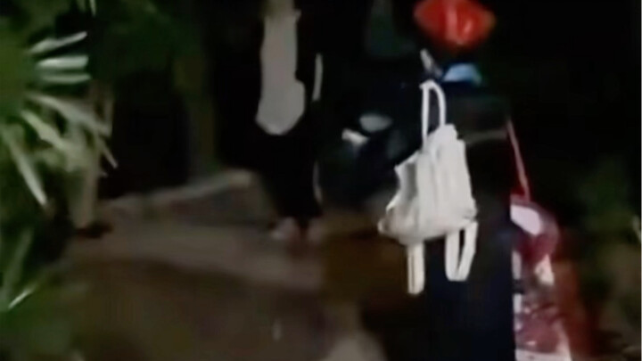 فتاة ترتدي زي زومبي من أسرة تشينغ تخيف رجلاً يمشي كلبه أثناء مرورها بالحي السكني!