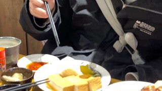 家人们，是我孤陋寡闻了吗？谁给我科普一下，日本的饭店是10点关门然后10点就开始撵人走了吗！真的是撵！！！！拿着打包盒过来撵！