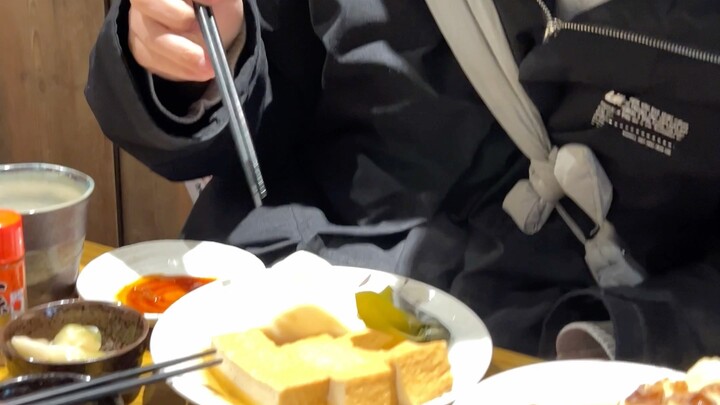 家人们，是我孤陋寡闻了吗？谁给我科普一下，日本的饭店是10点关门然后10点就开始撵人走了吗！真的是撵！！！！拿着打包盒过来撵！