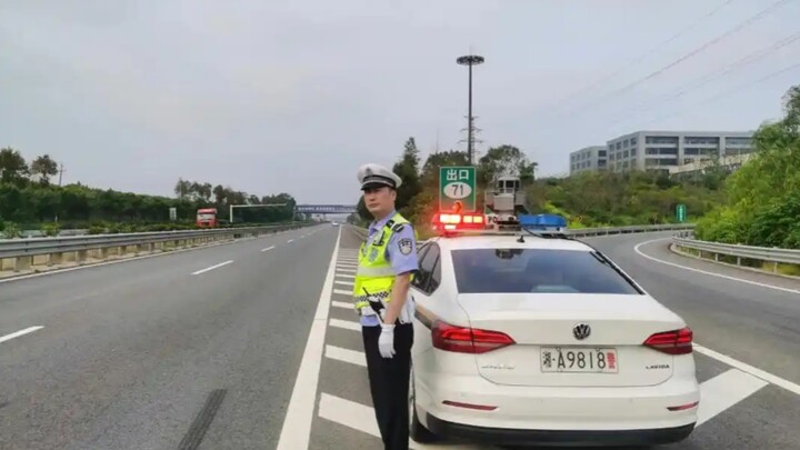 مكابح مفاجئة في مسار التجاوز، ولم أتوقع أن تكون السيارة خلفي سيارة شرطة!