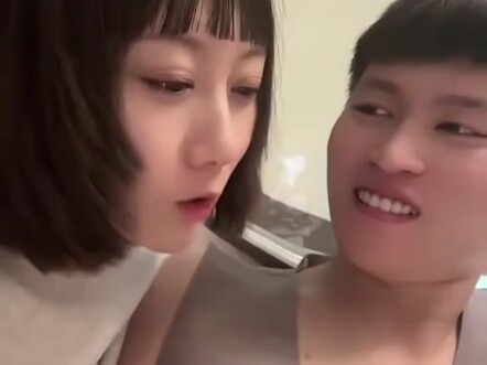 Xiaobao pengin digelendoti tapi nggak mau bergerak.