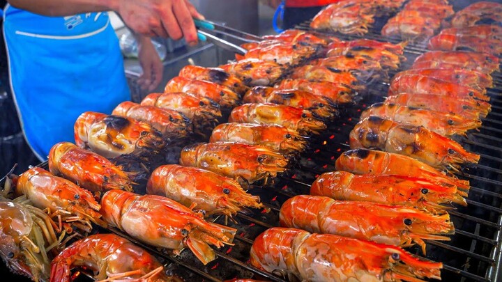 Kios-kios barbekyu makanan laut di pasar malam Thailand semuanya besar dan benar-benar lezat.