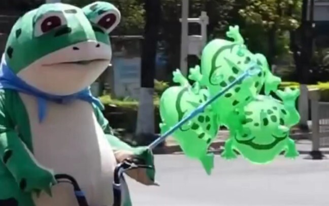 Katak-katak itu tak bisa menahan diri dan hampir meledak.