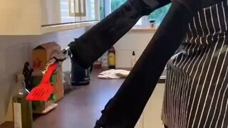 الطاهي الكبير في منزل صديقنا الأجنبي، بمجرد ظهوره أصابني بالفعل بالرعب...
