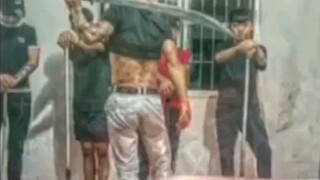 “极端牛家军”偷袭青龙会与天眼帮成员，老大土牛持枪追杀，踹头砍手女大学生