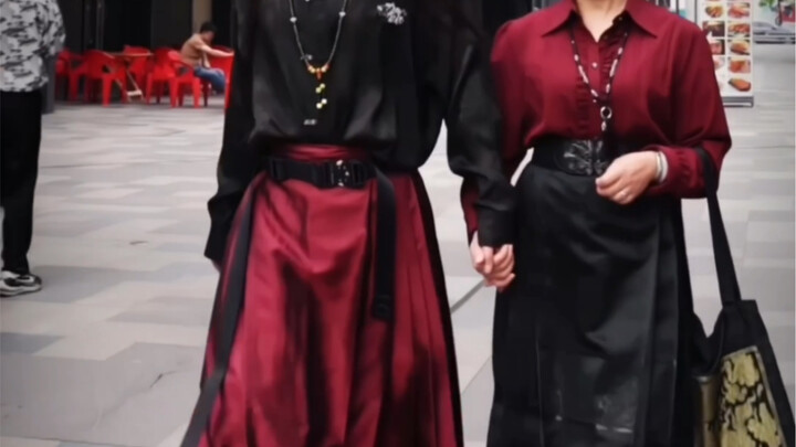 Ibu saya dan saya memakai rok bergambar kuda bersama-sama