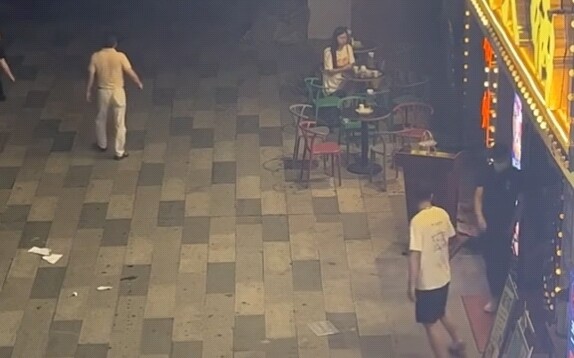 Chỉ trong 21 giây, đã lột tả mối quan hệ giữa người với người vô cùng phức tạp.