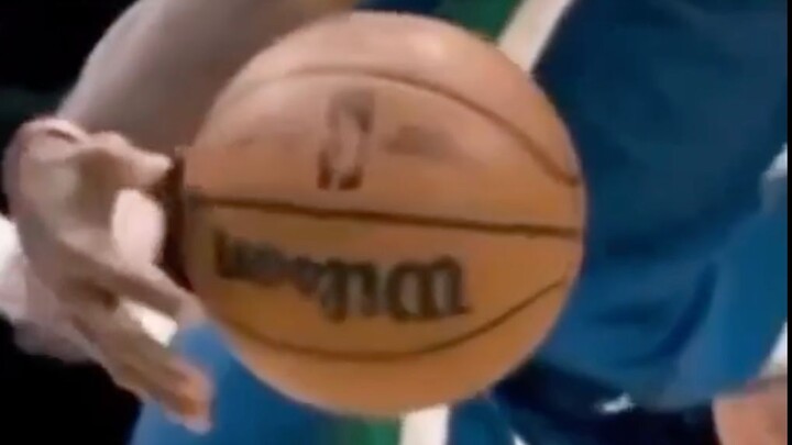 Học cách thả lỏng đôi tay khi dẫn bóng