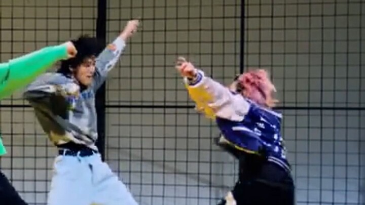 عندما تبادل سكيم النظرات مع شخص آخر في استوديو التدريب دانجيرهوليك