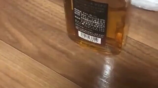 把喝过一点的威士忌酒瓶推倒会发出可爱的声音