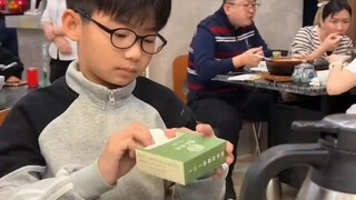 哥哥用了餐厅的纸巾，弟弟立马提醒这要收钱哒