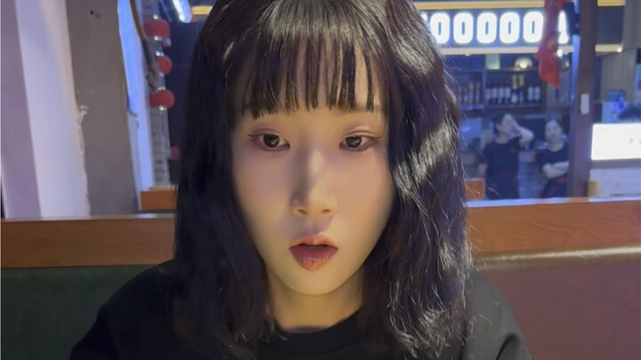 Cô gái nhỏ dịu dàng, nhút nhát, ngại ngùng, hướng nội và mắc chứng sợ xã hội