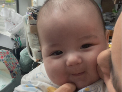 Em bé mới sinh của Jiujiu thơm một cái là tuyên bố luôn!