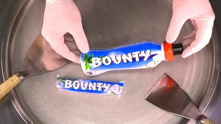 ไอศครีมโรล Bounty Chocolate Bar วิธีทำไอศกรีมช็อกโกแลตและมะพร้าว - ASMR ที่น่าพึงพอใจ