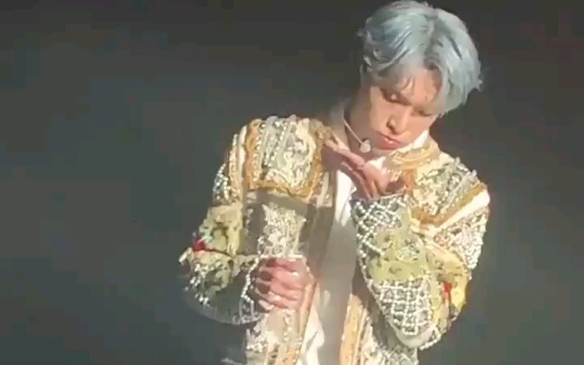 Seriously cheating on notes at Zhang Yixing’s Thailand concert!