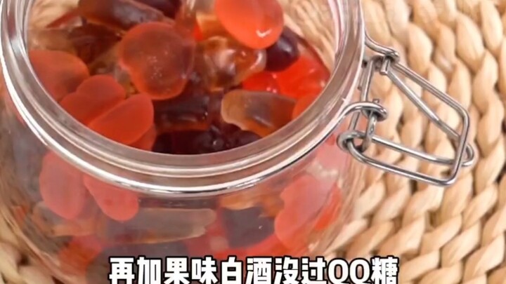 طريقة جديدة لتناول حلوى QQ بأسلوب خفيف الثمالة