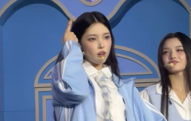 المرأة الأنسب للفساتين القصيرة من الجيل السادس لـ kpop... بمجرد أن تلوح لي الأخت الكبرى، أهرع إليها 