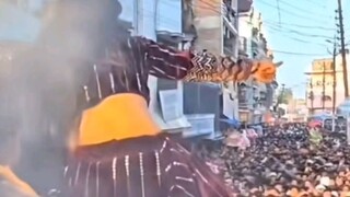 Các vũ công Ấn Độ xuống đường, và những người Ấn Độ trong khán giả đều phấn khích và lên đỉnh