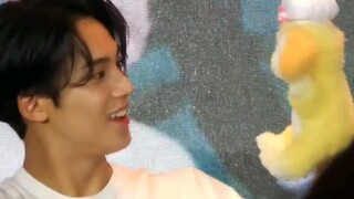 [Kim Min-kyu] Vậy ra mấy cô tiểu thư nhà giàu đã bỏ ra rất nhiều tiền chỉ để xem JMK làm thế này, ha