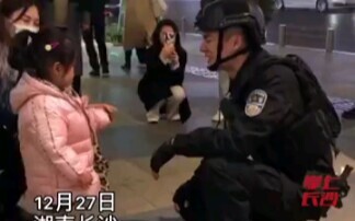 女子路边蹲拍解放西特警入迷 被男朋友一把端走(ง •̀_•́)ง