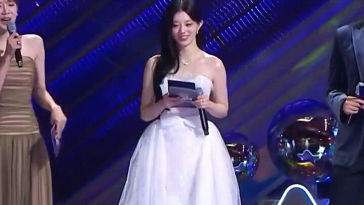 Minju revealed that the white wedding dress belonged to her mom and was from the 1990s.