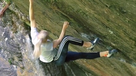 في بضع عشرات من الثواني فقط، كبر دماغي مثل التمر الجاف! [جينجا غارنبريت تنقل فيديو تسلق الصخور الخار