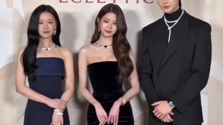 คิมจีวอนกับจางวอนยองอยู่ในเฟรมเดียวกัน ความแตกต่างชัดเจนมาก… นักแสดงดูเป็นดารา ขณะที่ไอดอลกลับดูเหมื