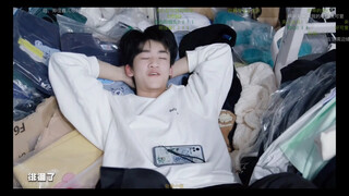 在好好跳舞的夹心、在衣服堆里躺着的夹心、观看团建的夹心，夹心啊姐姐今天真开心，我们的镜头是这段时间来最多的了吧，看吧我就说我们2022年会越来越好！