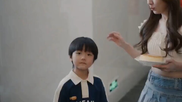 Hahaha, nhớ ra cảnh họ đóng vai vợ chồng rồi…