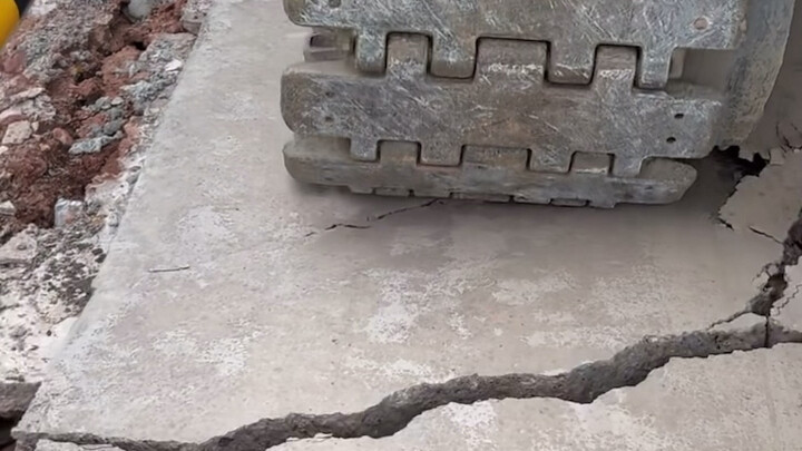 لأول مرة أصادف رافعة مجنزرة تستعمل لفحص الطرق