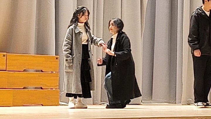 My roommate danced the waltz of love at the New Year's Day gala. It was such a great atmosphere.