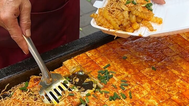 Quán mì xào trước cổng trường tiểu học Liễu Châu, mỗi phần chỉ 1 tệ mà nhiều và ngon lắm.