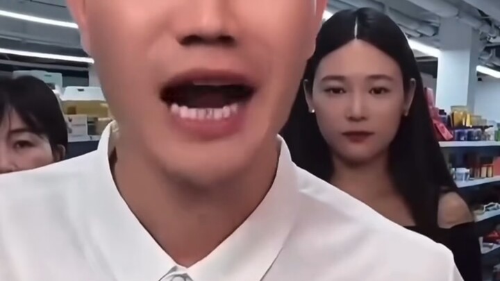 Cảnh kinh điển bán hàng của Gà Tử