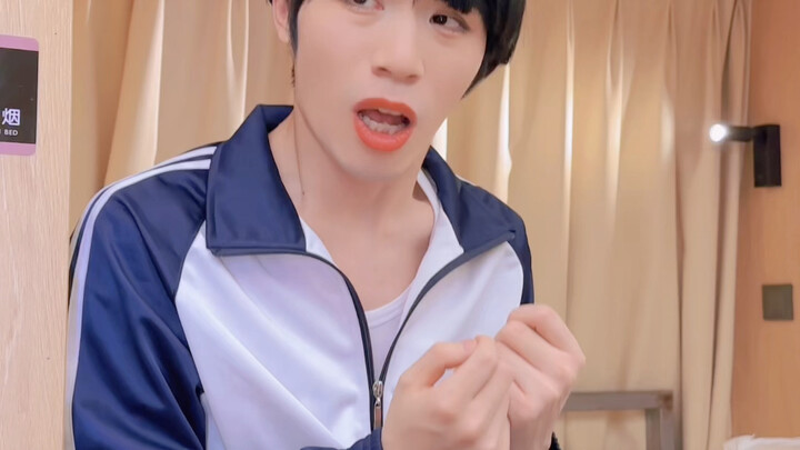 Ngày nào cũng ăn ở cạnh nhau mà chẳng ai phát hiện được chút bất thường nào sao?