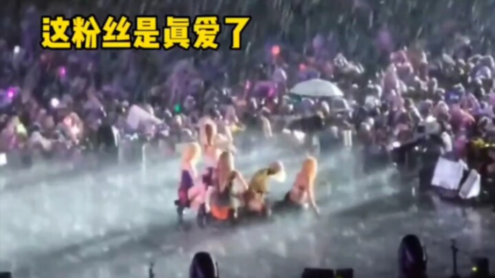 บ้าไปแล้ว… วง GIDLE เล่นคอนเสิร์ตที่ชิลีเจอฝนตกหนัก ยออึนหกล้ม