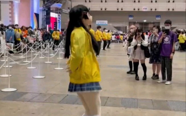 أرنب الغموض يرقص على أنغام الموسيقى على المسرح على وقع أغنية Snow halation 【مهرجان قوس قزح 2022】