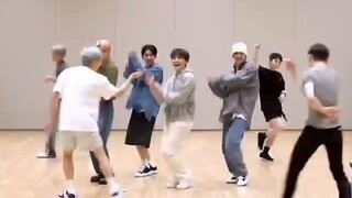 话说餐包这段大笑 后续在哪里提到了原委呀